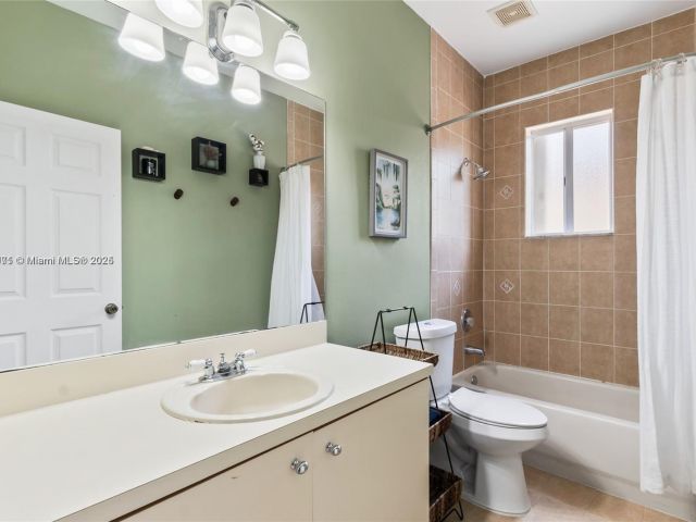 Продажа дома по адресу 2617 NE 41st Cir - фото 6244448