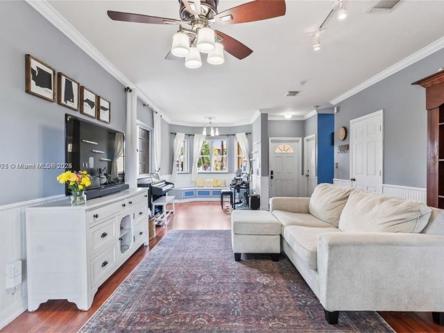 Продажа дома по адресу 2617 NE 41st Cir - фото 6244458