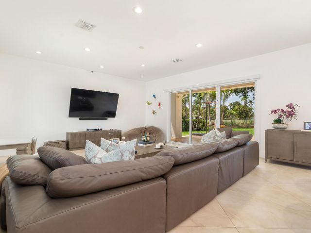 Продажа дома по адресу 1504 Breakers West Boulevard - фото 6245214