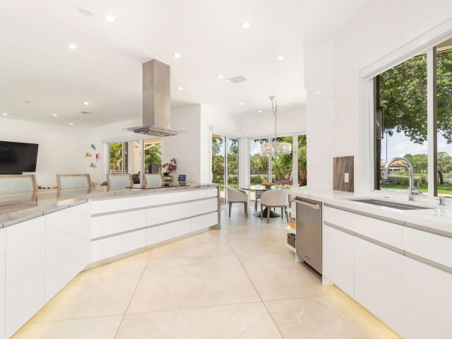 Продажа дома по адресу 1504 Breakers West Boulevard - фото 6245221