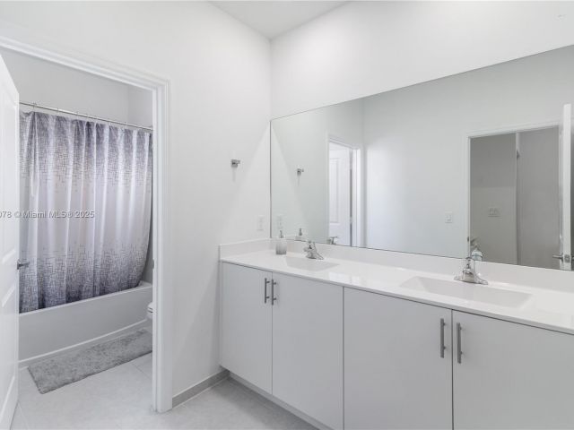 Дом в аренду по адресу 13612 SW 184th Ln - фото 6248365