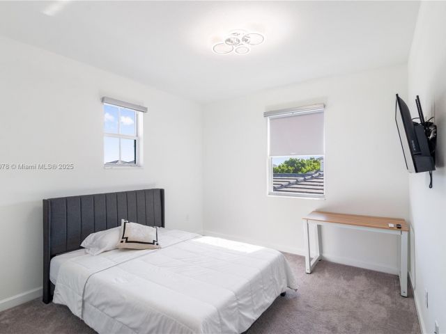 Дом в аренду по адресу 13612 SW 184th Ln - фото 6248368