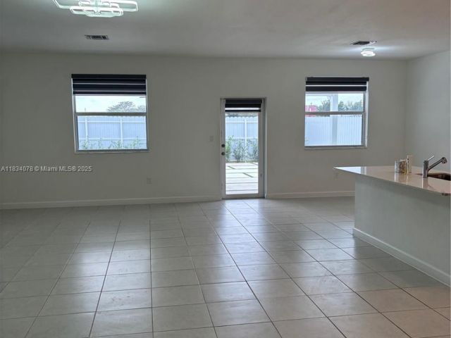 Дом в аренду по адресу 13612 SW 184th Ln - фото 6248382