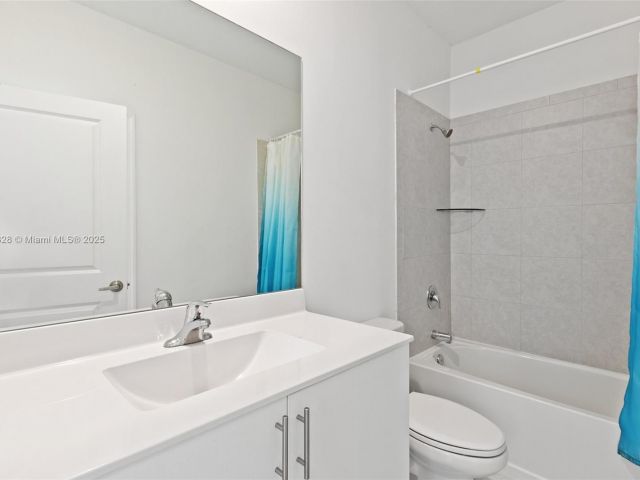 Дом в аренду по адресу 965 NE 211th St - фото 6264660