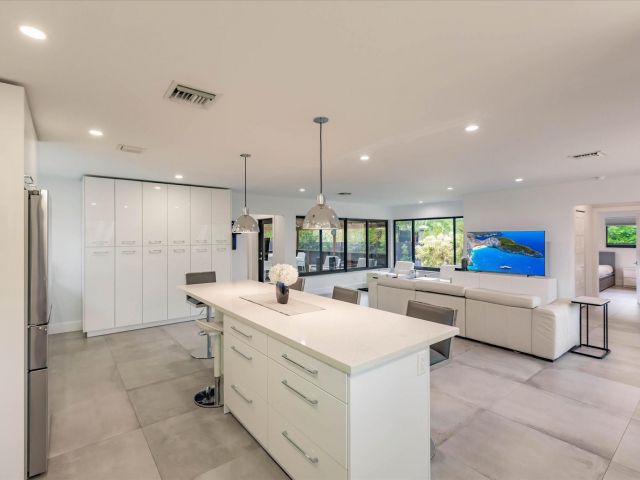 Продажа дома по адресу 1900 Bayview Drive - фото 6245425