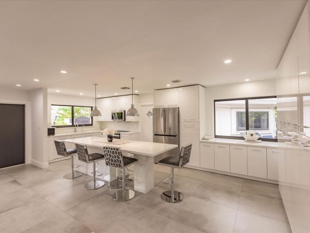 Продажа дома по адресу 1900 Bayview Drive - фото 6245426