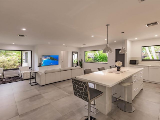 Продажа дома по адресу 1900 Bayview Drive - фото 6245427