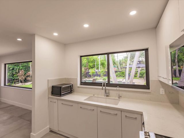 Продажа дома по адресу 1900 Bayview Drive - фото 6245428