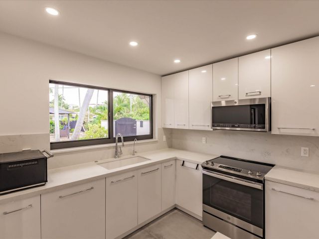 Продажа дома по адресу 1900 Bayview Drive - фото 6245429