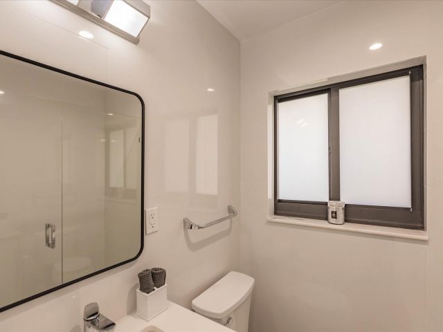 Продажа дома по адресу 1900 Bayview Drive - фото 6245431