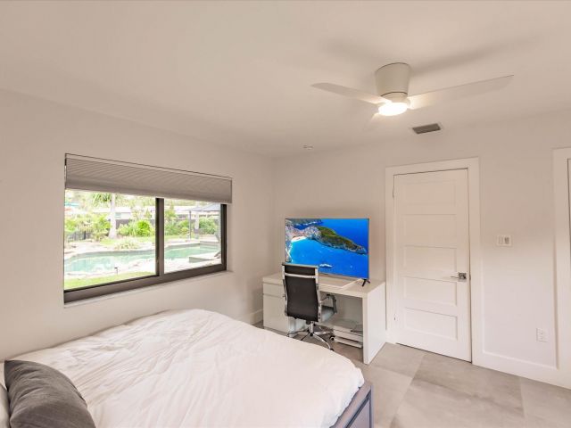 Продажа дома по адресу 1900 Bayview Drive - фото 6245432