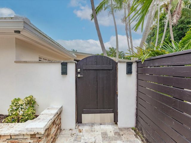 Продажа дома по адресу 1900 Bayview Drive - фото 6245435