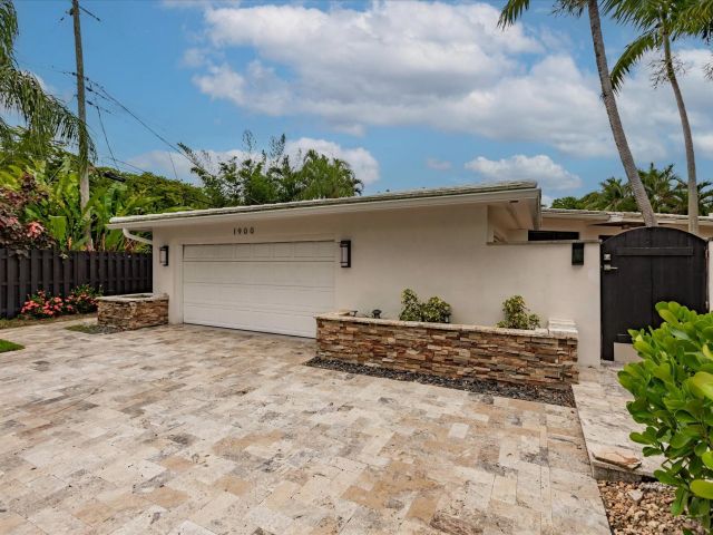 Продажа дома по адресу 1900 Bayview Drive - фото 6245436