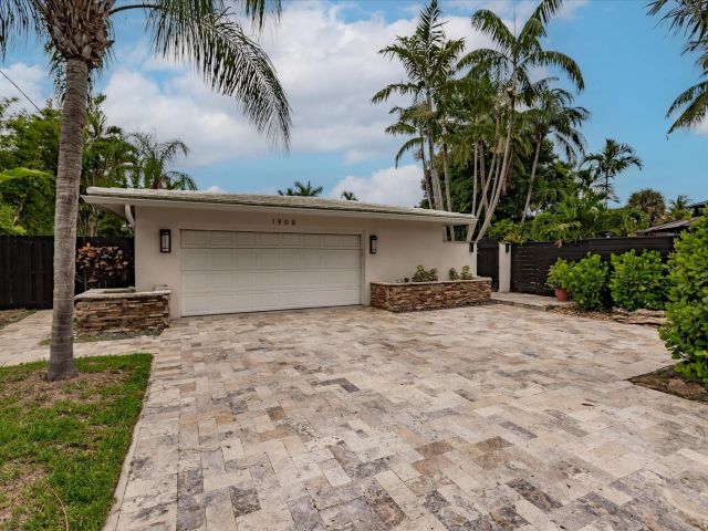 Продажа дома по адресу 1900 Bayview Drive - фото 6245437