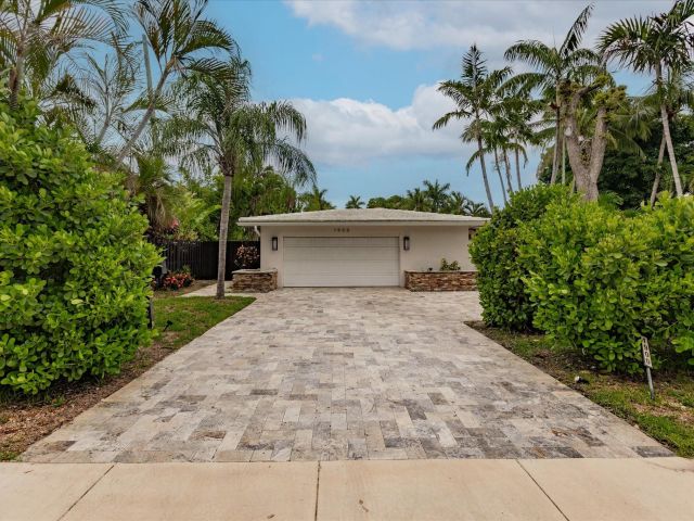 Продажа дома по адресу 1900 Bayview Drive - фото 6245438