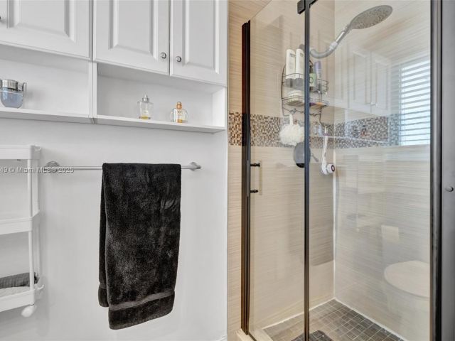 Продажа дома по адресу 2261 NE 62nd St - фото 6244128