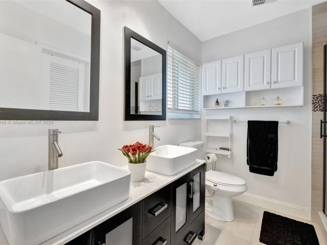 Продажа дома по адресу 2261 NE 62nd St - фото 6244129