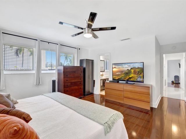 Продажа дома по адресу 2261 NE 62nd St - фото 6244130