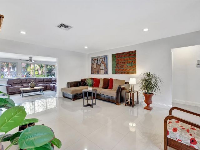 Продажа дома по адресу 2261 NE 62nd St - фото 6244134