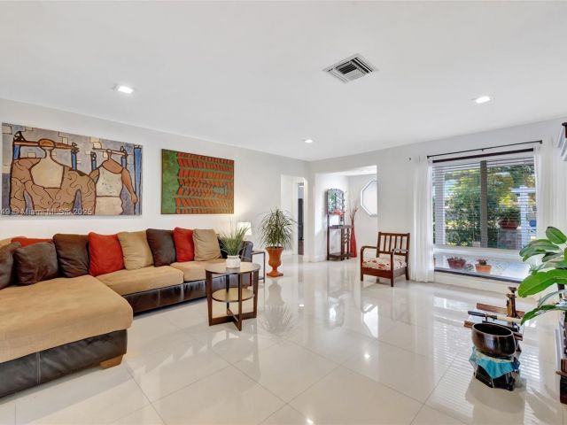 Продажа дома по адресу 2261 NE 62nd St - фото 6244135