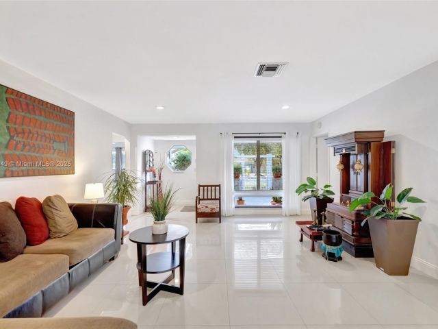 Продажа дома по адресу 2261 NE 62nd St - фото 6244136