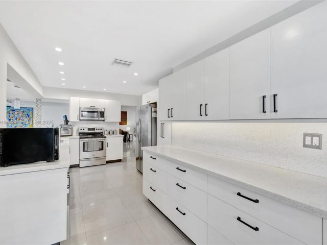 Продажа дома по адресу 2261 NE 62nd St - фото 6244137