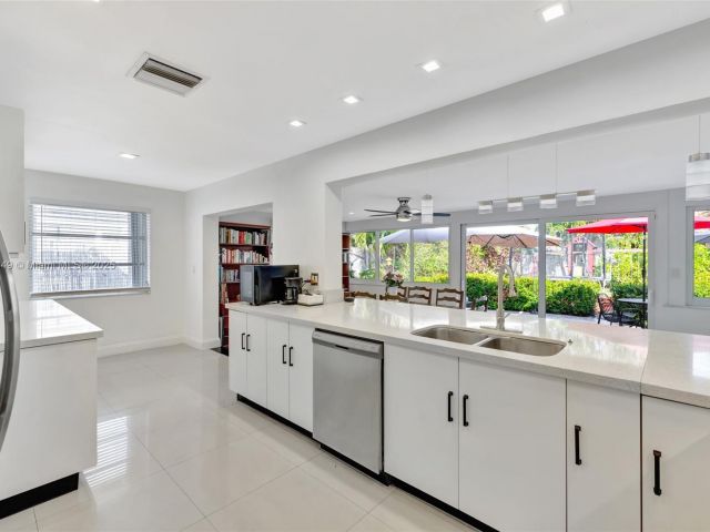 Продажа дома по адресу 2261 NE 62nd St - фото 6244138