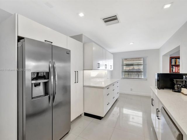 Продажа дома по адресу 2261 NE 62nd St - фото 6244139