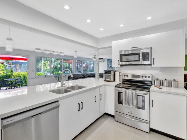 Продажа дома по адресу 2261 NE 62nd St - фото 6244140