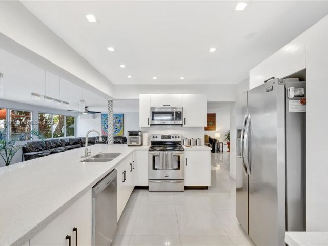 Продажа дома по адресу 2261 NE 62nd St - фото 6244141