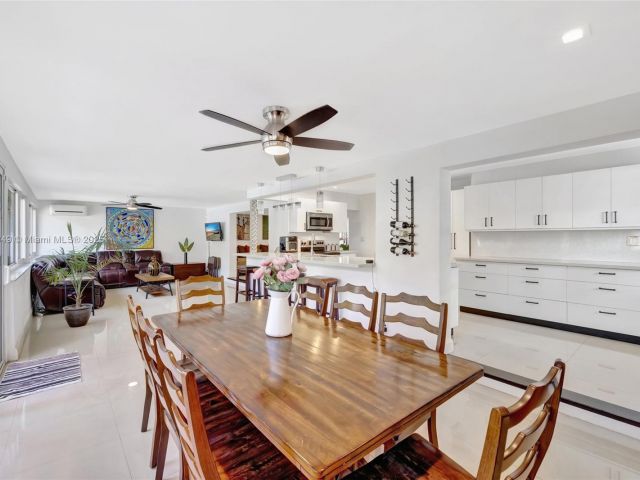 Продажа дома по адресу 2261 NE 62nd St - фото 6244143