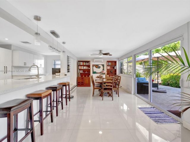 Продажа дома по адресу 2261 NE 62nd St - фото 6244144