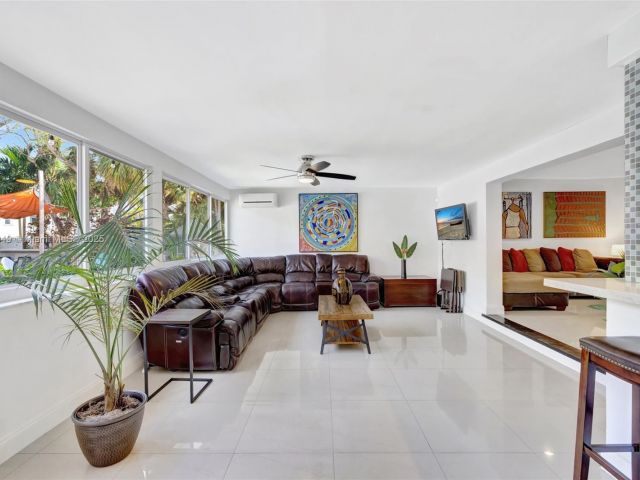 Продажа дома по адресу 2261 NE 62nd St - фото 6244145