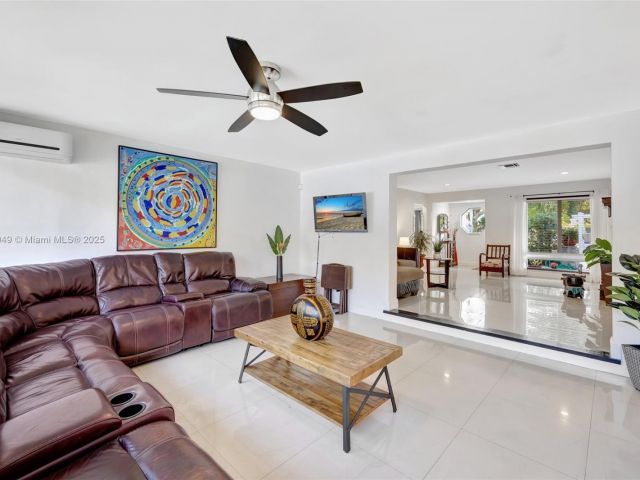 Продажа дома по адресу 2261 NE 62nd St - фото 6244146