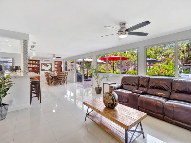 Продажа дома по адресу 2261 NE 62nd St - фото 6244147