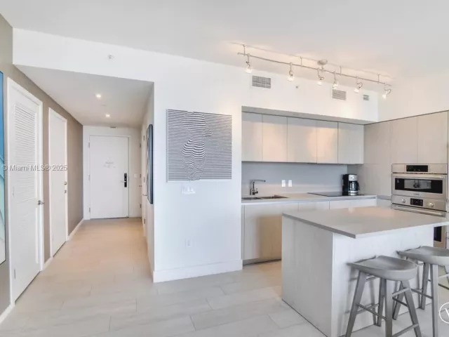 Продажа квартиры #R1406 - фото 6246402