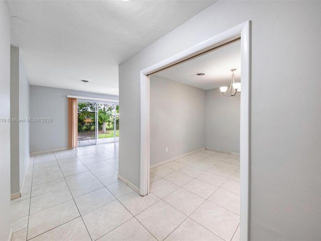 Продажа дома по адресу 18900 NW 19th Ave - фото 6257774