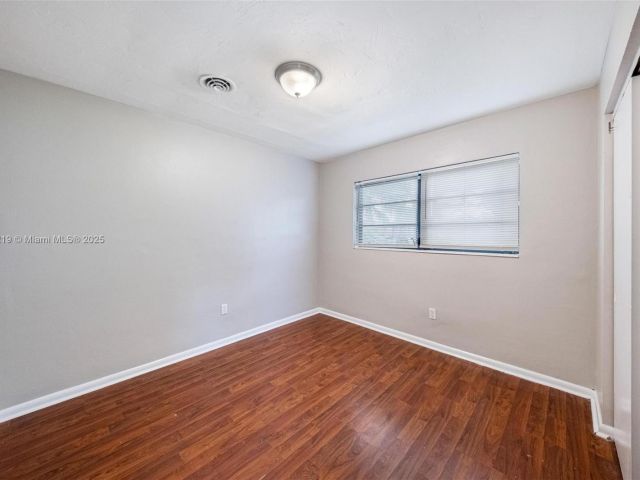 Продажа дома по адресу 18900 NW 19th Ave - фото 6257776