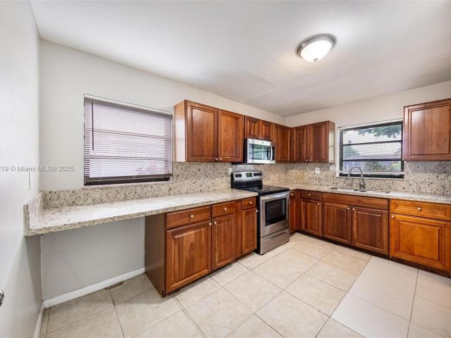 Продажа дома по адресу 18900 NW 19th Ave - фото 6257779