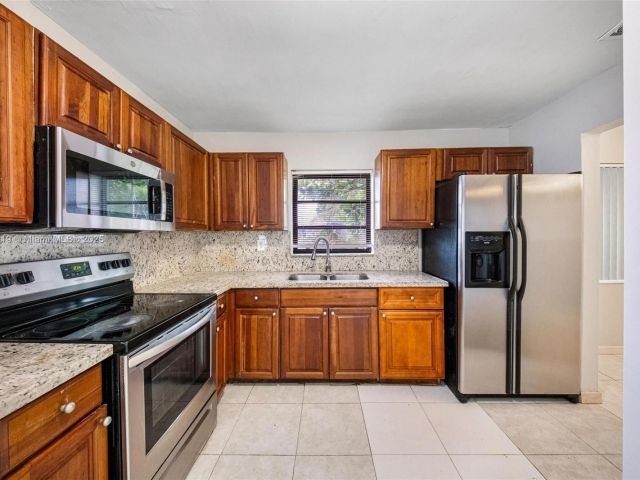 Продажа дома по адресу 18900 NW 19th Ave - фото 6257780