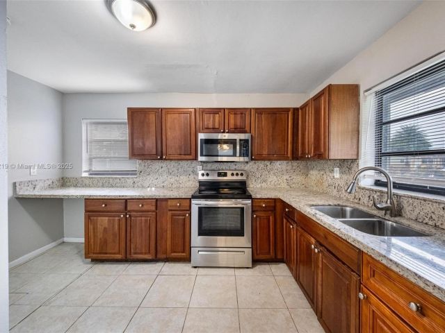 Продажа дома по адресу 18900 NW 19th Ave - фото 6257781