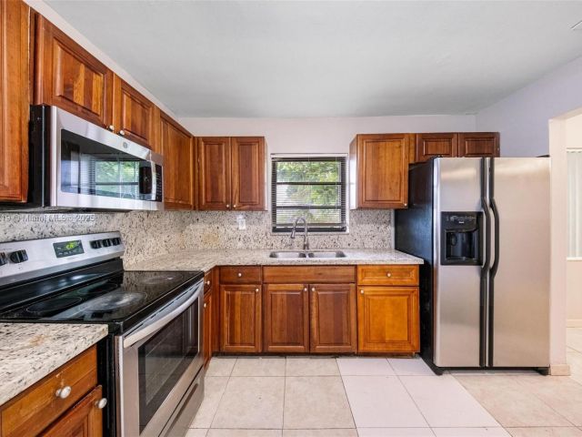 Продажа дома по адресу 18900 NW 19th Ave - фото 6257782