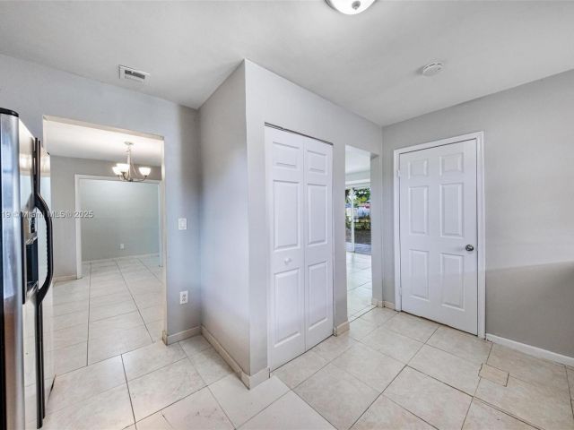 Продажа дома по адресу 18900 NW 19th Ave - фото 6257783