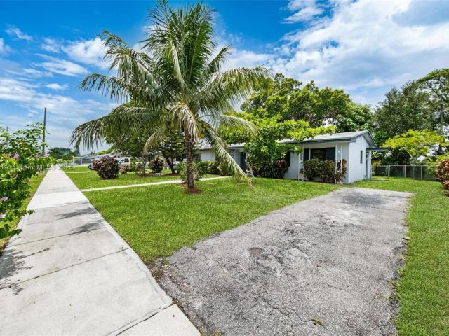 Продажа дома по адресу 18900 NW 19th Ave - фото 6257789