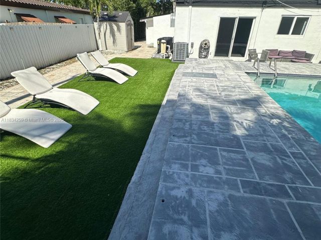 Дом в аренду по адресу 17650 NE 19th Ave - фото 6245165