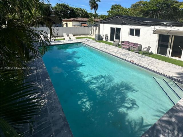 Дом в аренду по адресу 17650 NE 19th Ave - фото 6245166