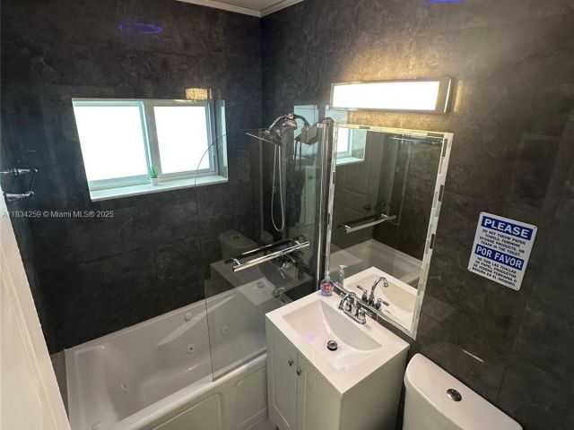 Дом в аренду по адресу 17650 NE 19th Ave - фото 6245168