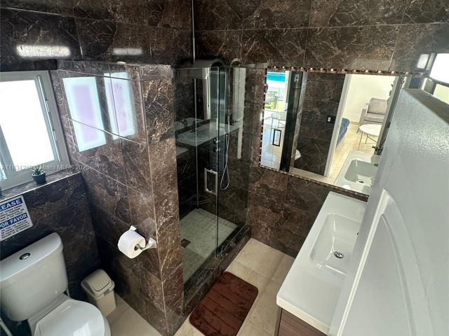 Дом в аренду по адресу 17650 NE 19th Ave - фото 6245170