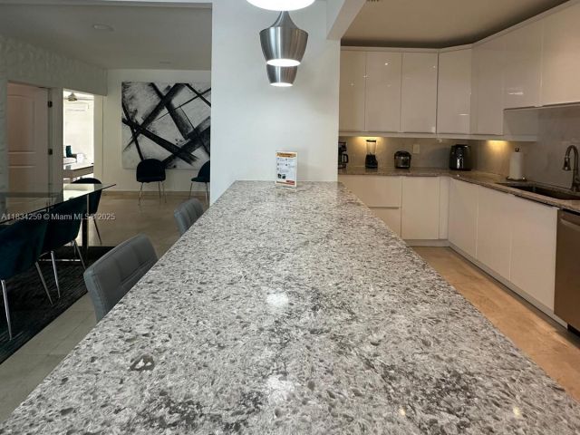 Дом в аренду по адресу 17650 NE 19th Ave - фото 6245171