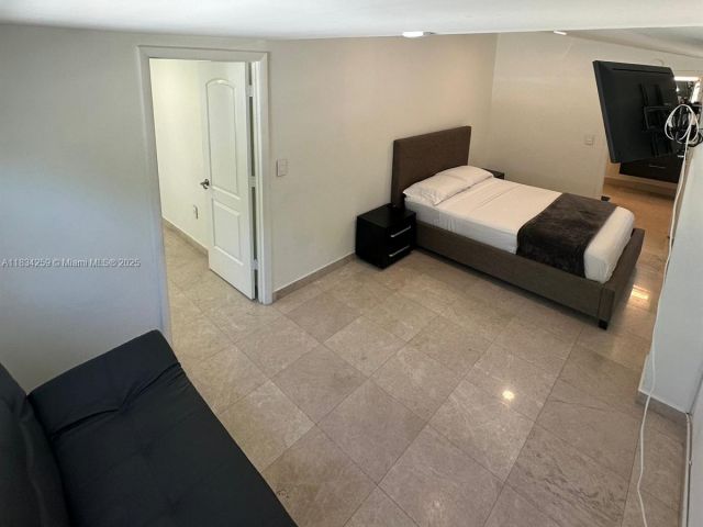 Дом в аренду по адресу 17650 NE 19th Ave - фото 6245174